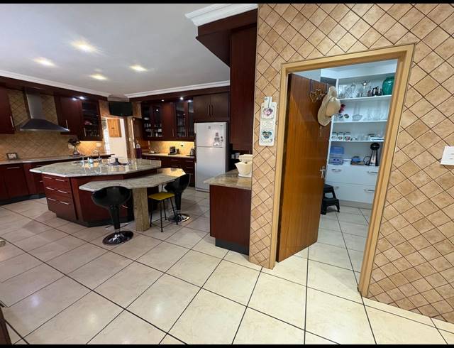 6 BEDROOM HOUSE FOR SALE IN MEYERTON EXT 6